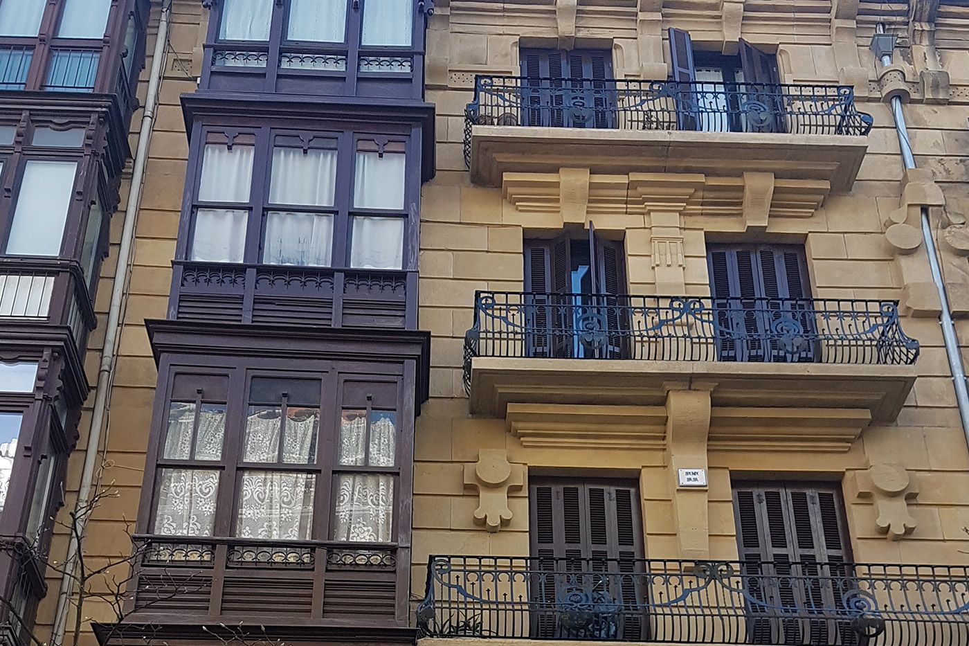 Reforma fachada con balcones