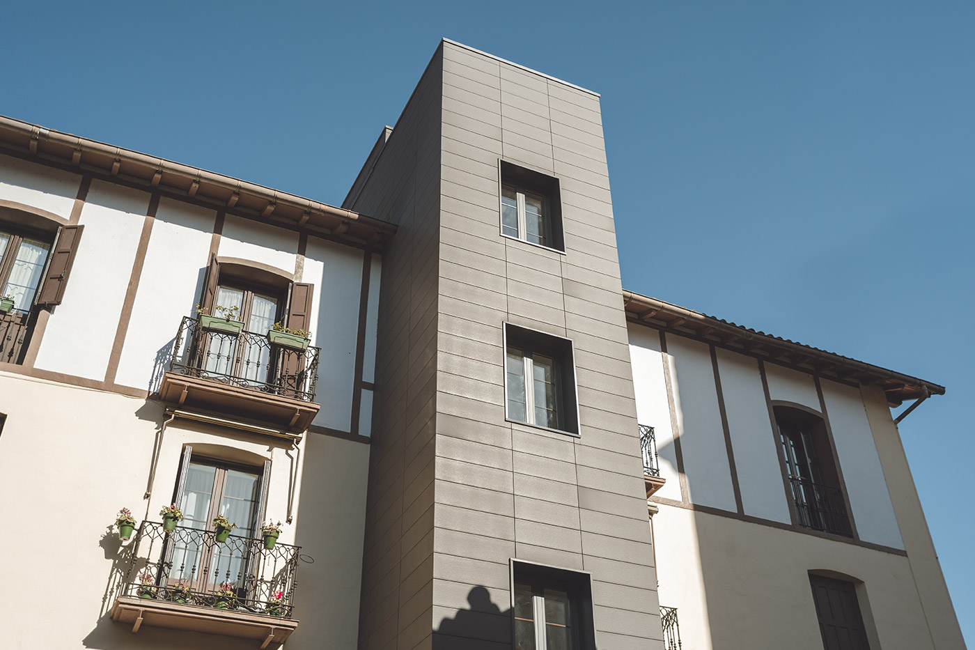 Reforma portal ascensor exterior
