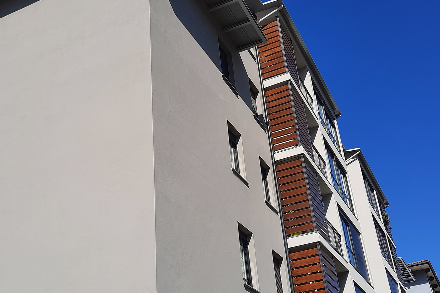 Reforma fachada con balcones