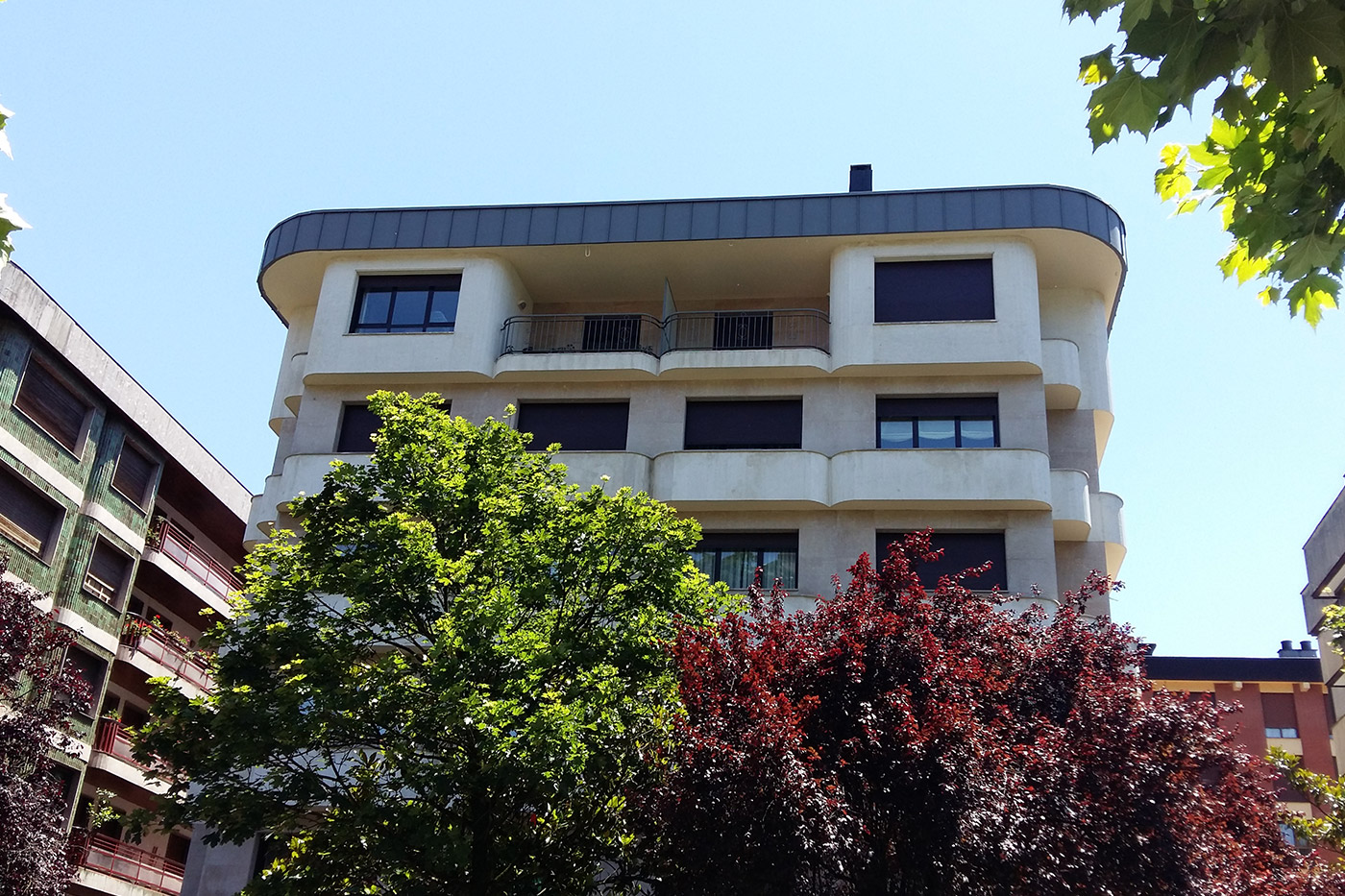 Reforma fachada con balcones